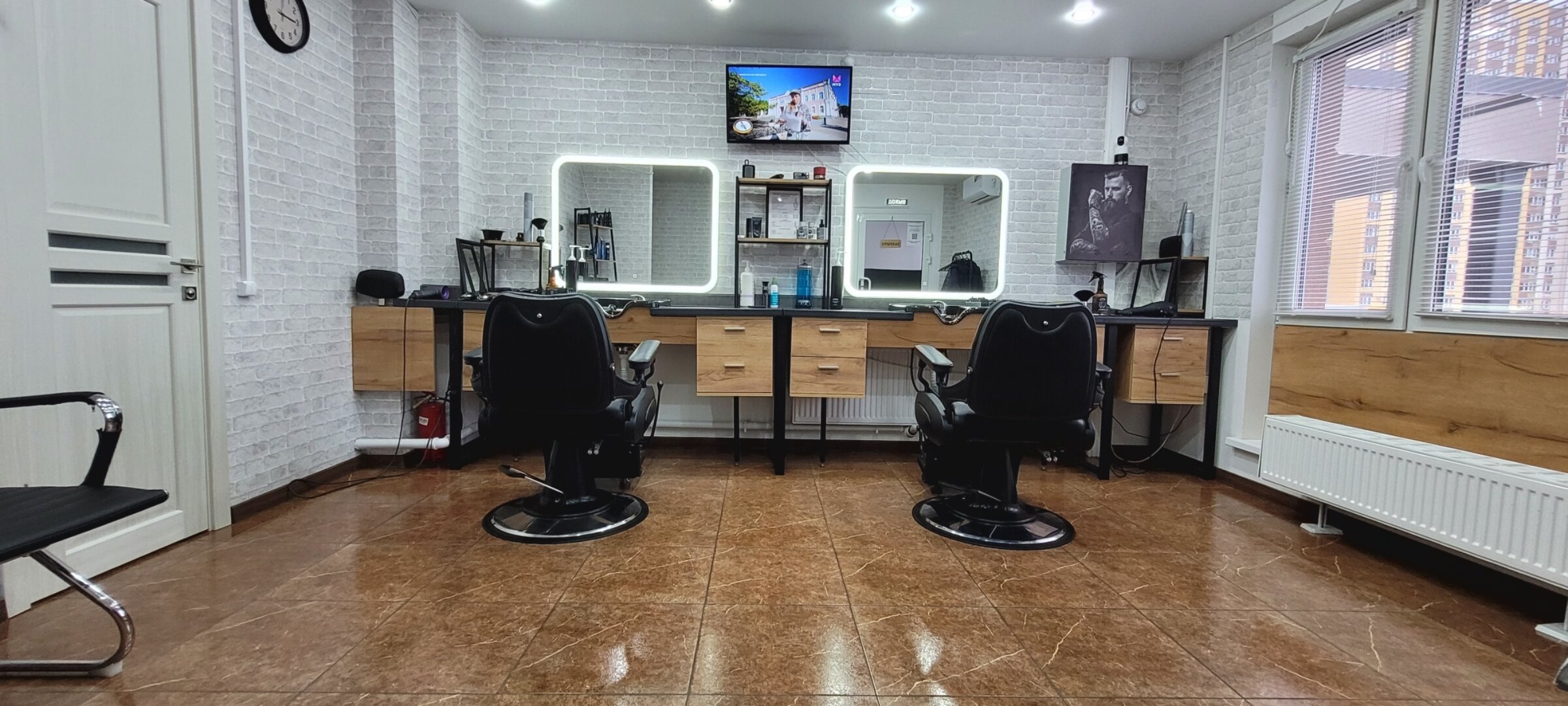 Вход в салон красоты VIP Iren на Варварской улице, 8/22